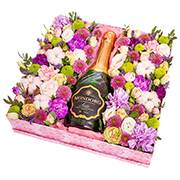 Коробка с цветами и шампанское
